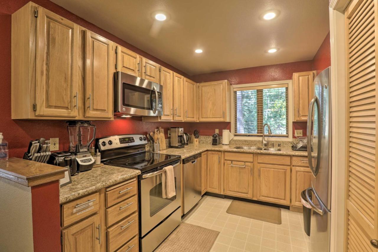 Corner-Unit Condo With Grill Walk To Lake Tahoe! Incline Village Bagian luar foto