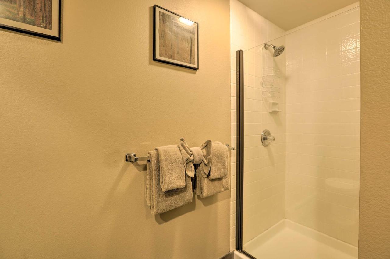 Corner-Unit Condo With Grill Walk To Lake Tahoe! Incline Village Bagian luar foto